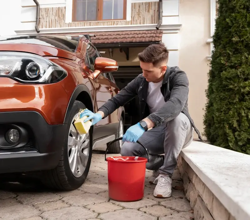 Lavage auto à domicile Le Temple-de-Bretagne : professionnel intervenant sur un véhicule
